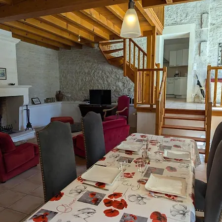 Familial Avec Piscine Chauffee, Jardin Prive Et Equipements Bebe En Pleine Propriete Viticole.