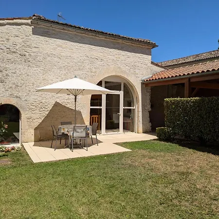 Familial Avec Piscine Chauffee, Jardin Prive Et Equipements Bebe En Pleine Propriete Viticole. *