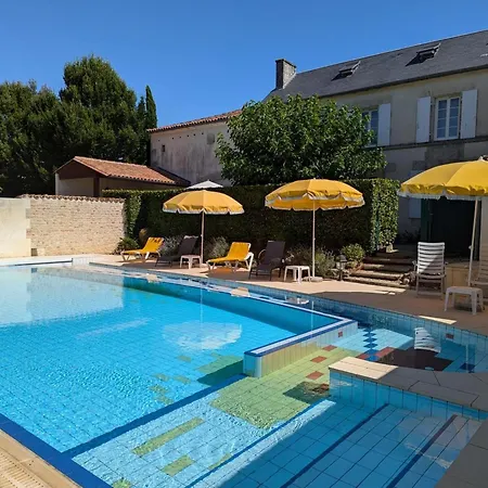 Landhaus Familial Avec Piscine Chauffee, Jardin Prive Et Equipements Bebe En Pleine Propriete Viticole. *