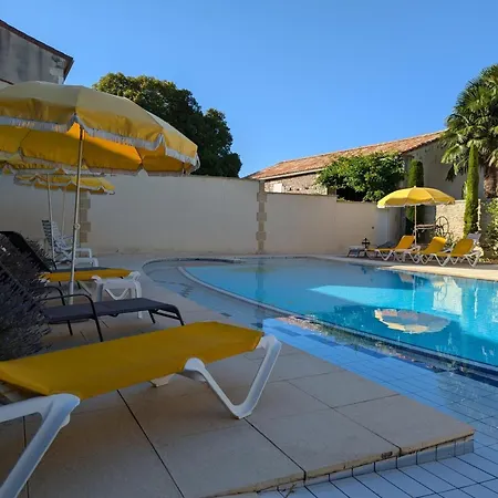 Familial Avec Piscine Chauffee, Jardin Prive Et Equipements Bebe En Pleine Propriete Viticole. *
